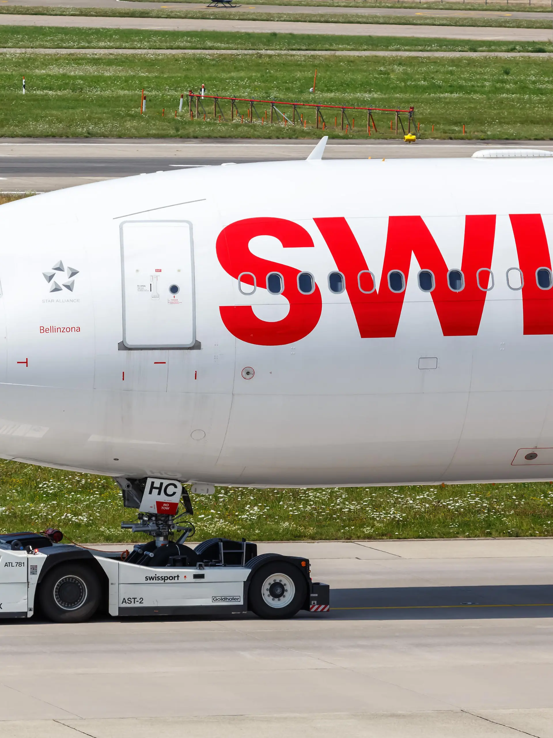 Zürich, Schweiz - 22. Juli 2020: Ein Airbus A330-300 Flugzeug der Swiss mit dem Kennzeichen HB-JHC auf dem Flughafen Zürich (ZRH) in der Schweiz.
