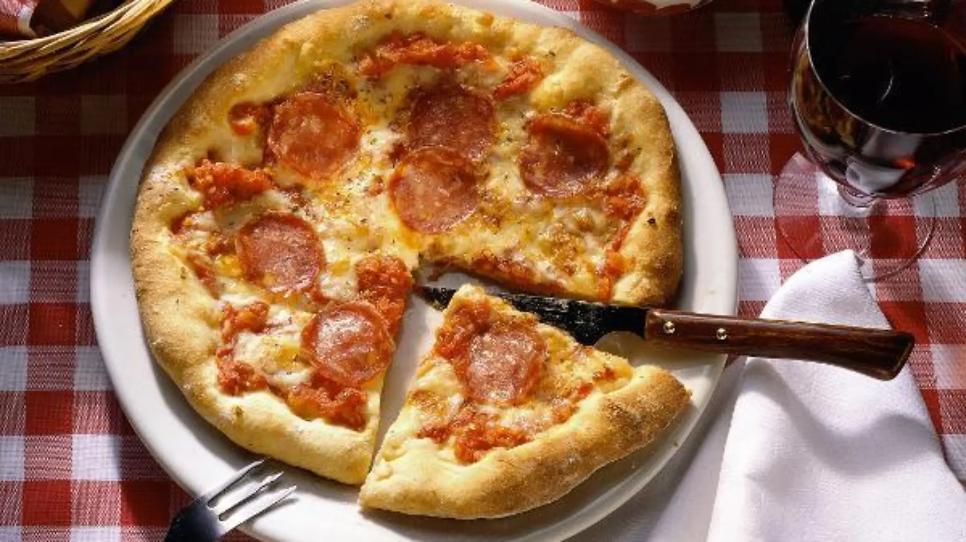 Pizza Salami, angeschnitten