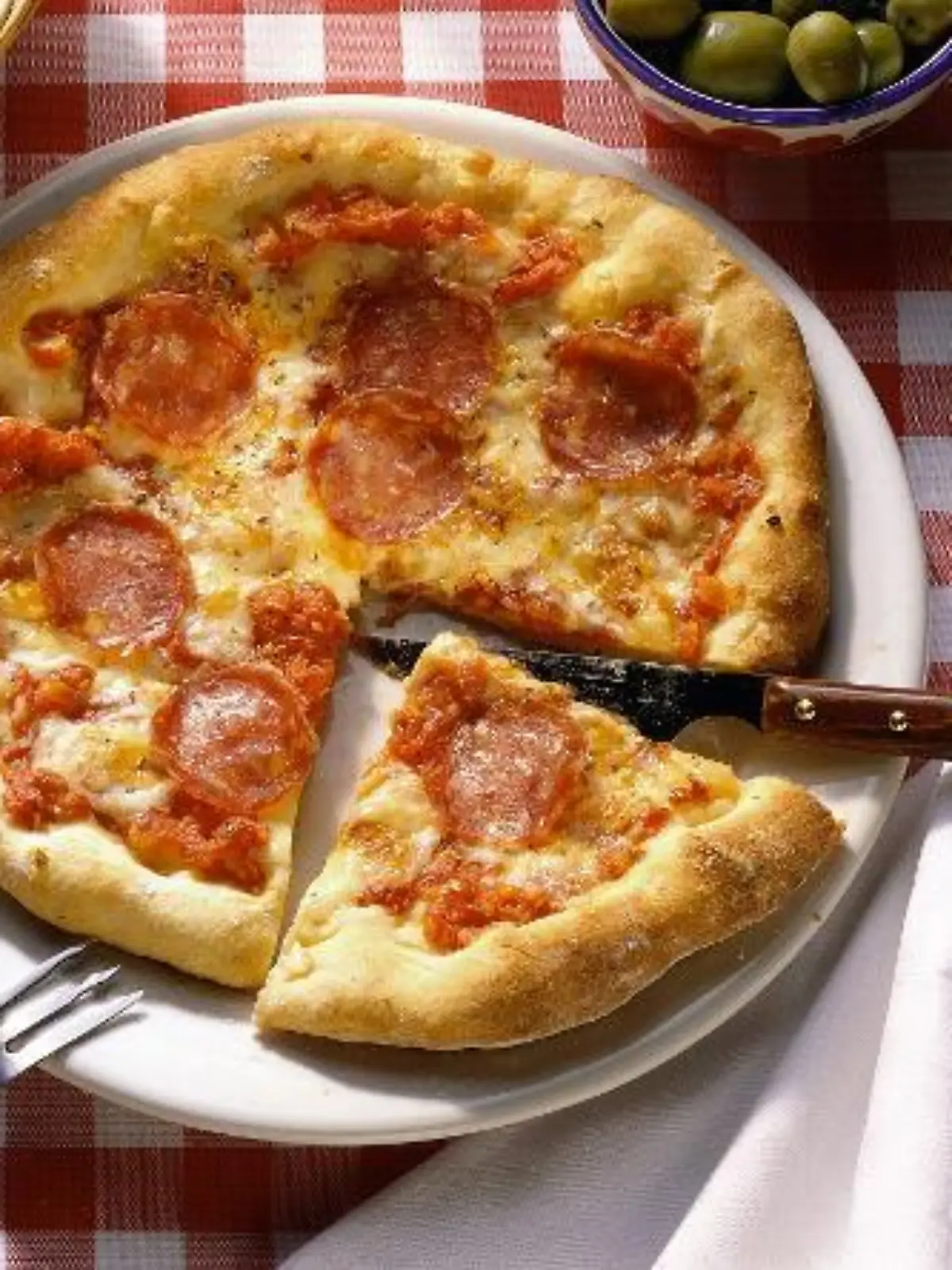 Pizza Salami, angeschnitten