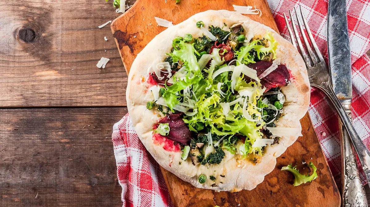 Vegane Pizza mit frischem Gemüse und Pesto - so macht gesundes Essen Spaß!