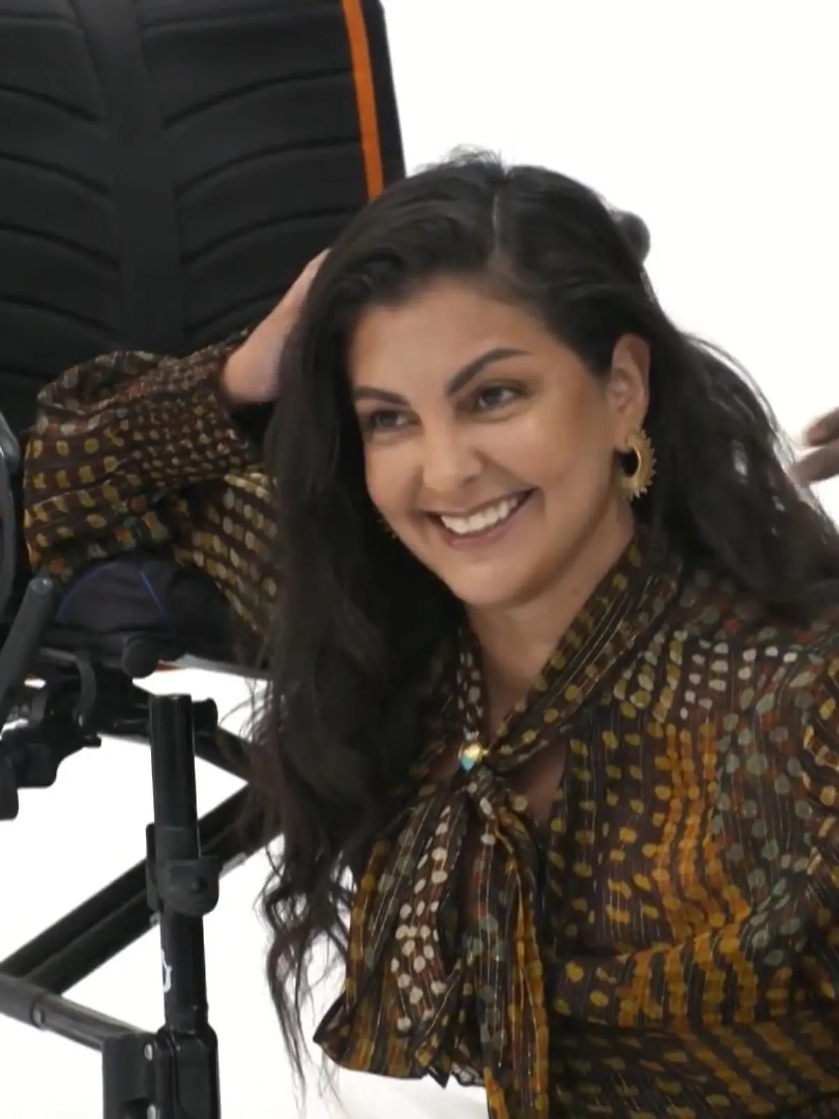Seit 2017 ist Model Sonia Vera vom Kopf abwärts gelähmt: Nachdem sie von einem Mittagsschlaf erwachte, konnte sie sich nicht mehr bewegen. Die 47-Jährige möchte sich mit ihrem Schicksal aber nicht abfinden und kämpft Tag für Tag, um mehr Beweglichkeit zurückzubekommen. Wir haben das Model bei ihrem ersten Fotoshooting, seitdem sie einen Rollstuhl benutzt, begleitet.