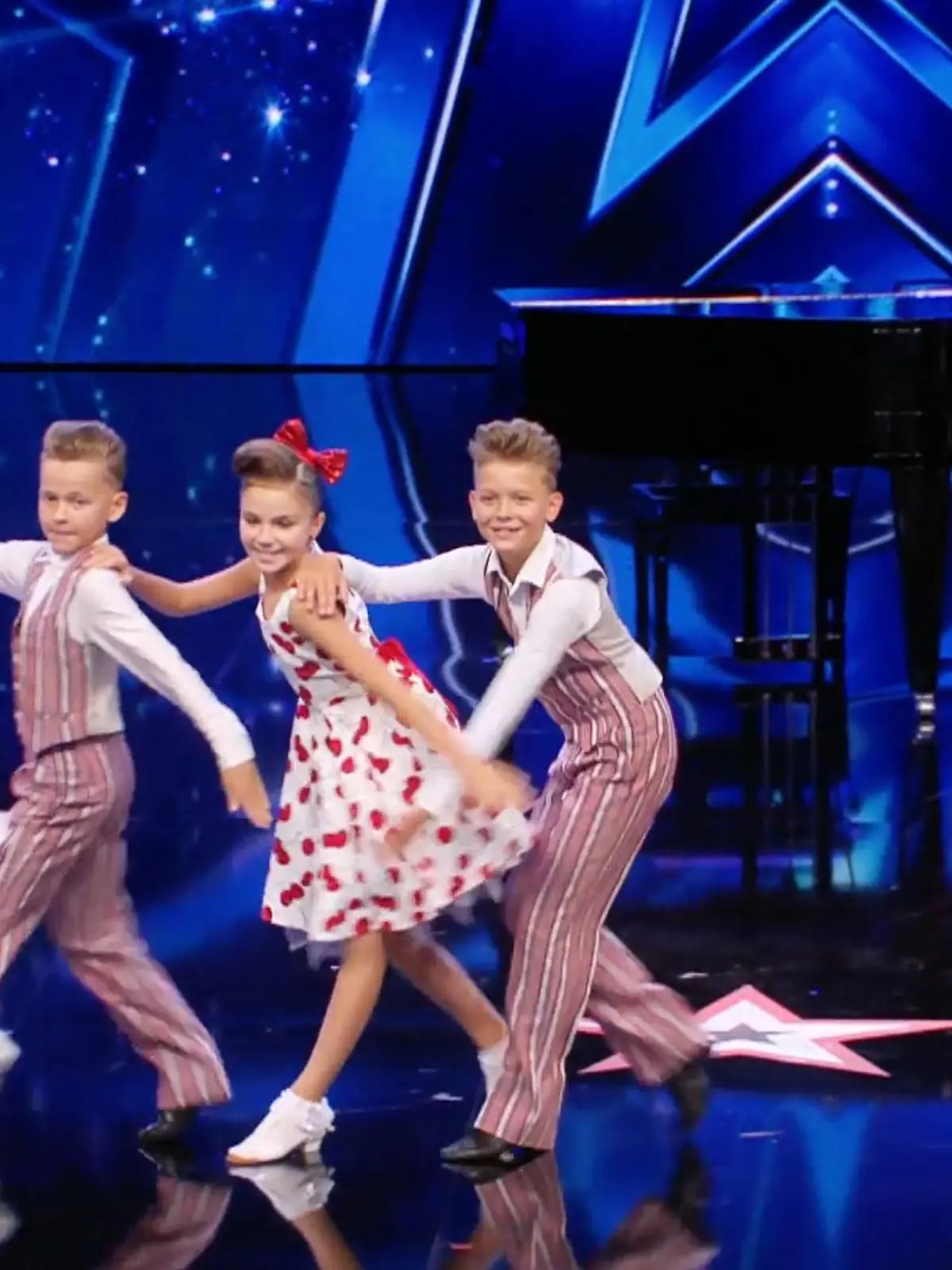 Im Frühjahr haben die beiden zuckersüßen Kids Letizia und Philipp in der Profi-Challenge der Live-Show von „Let’s Dance“ gemeinsam mit ihren Lehrern Andrzej Cibis und Victoria Kleinfelder ein Millionen-Publikum mit ihrem Tango begeistert. Jetzt stürmen sie ohne ihre Mentoren die nächste große Bühne. Aber alleine sind Letizia und Philipp trotzdem nicht, sie haben sich zur Verstärkung das Tanzpaar Eliana und David mitgebracht. Die vier Kids legen eine so heiße Sohle auf’s Parkett, dass alle im Saal richtig abgehen und ihre Lehrer Andrzej und Victoria hinter der Bühne fast platzen vor Stolz. All das ist hier in voller Länge im Video zu sehen. 