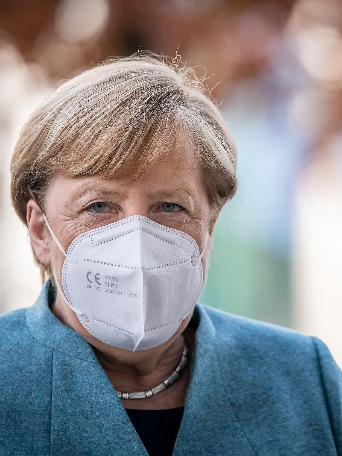 27.10.2020, Berlin: Bundeskanzlerin Angela Merkel (CDU) kommt mit Maske zur Sitzung der Unions-Bundestagsfraktion am Reichstagsgebäude an. Foto: Michael Kappeler/dpa +++ dpa-Bildfunk +++