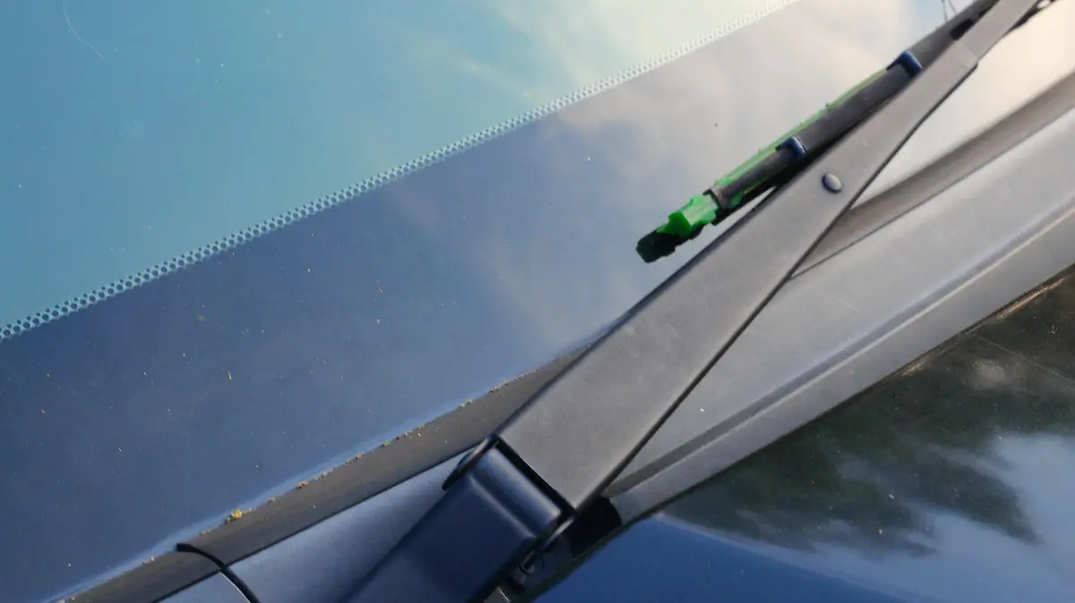 Schwarze Punkte und schwarzer Rand auf der Windschutzscheibe des Autos