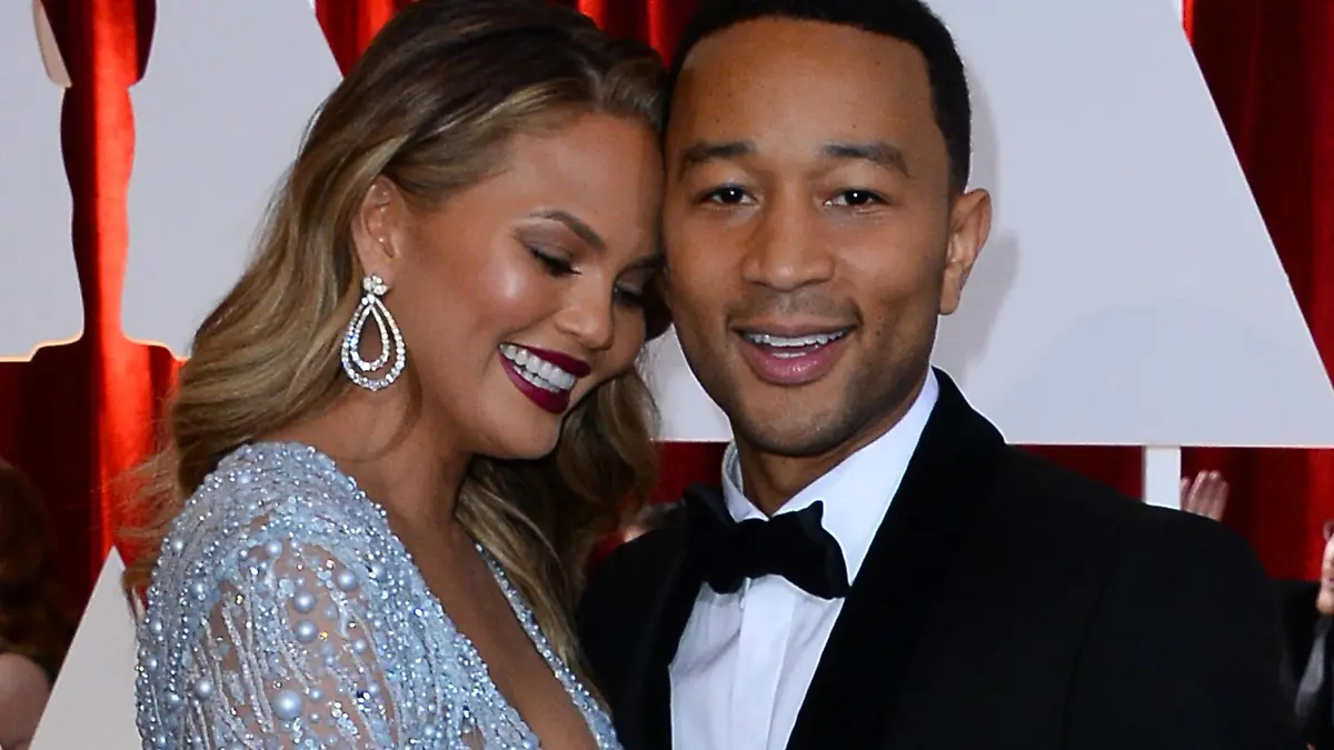  Model Chrissy Teigen L and musician John Legend arrive at the 87th Academy Awards at the Hollywood & Highland Center in Los Angeles on February 22, 2015. PUBLICATIONxINxGERxSUIxAUTxHUNxONLY LAP20150222128 JIMxRUYMEN