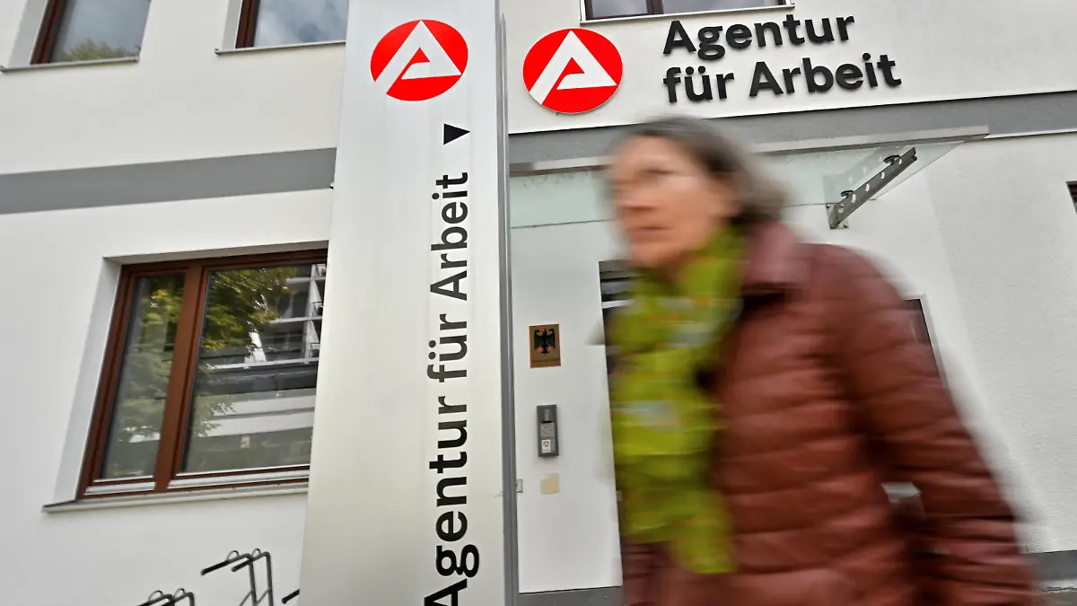 Hoffentlich klappt da was. Nach der Beratung bei der Agentur für Arbeit. Bad Reichenhall Bayern Deutschland *** Hopefully something works out After the consultation at the Employment Agency Bad Reichenhall Bavaria Germany Copyright: xRolfxPossx 