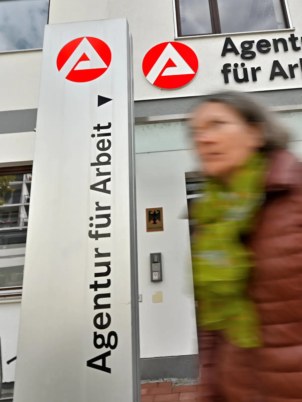 Hoffentlich klappt da was. Nach der Beratung bei der Agentur für Arbeit. Bad Reichenhall Bayern Deutschland *** Hopefully something works out After the consultation at the Employment Agency Bad Reichenhall Bavaria Germany Copyright: xRolfxPossx 