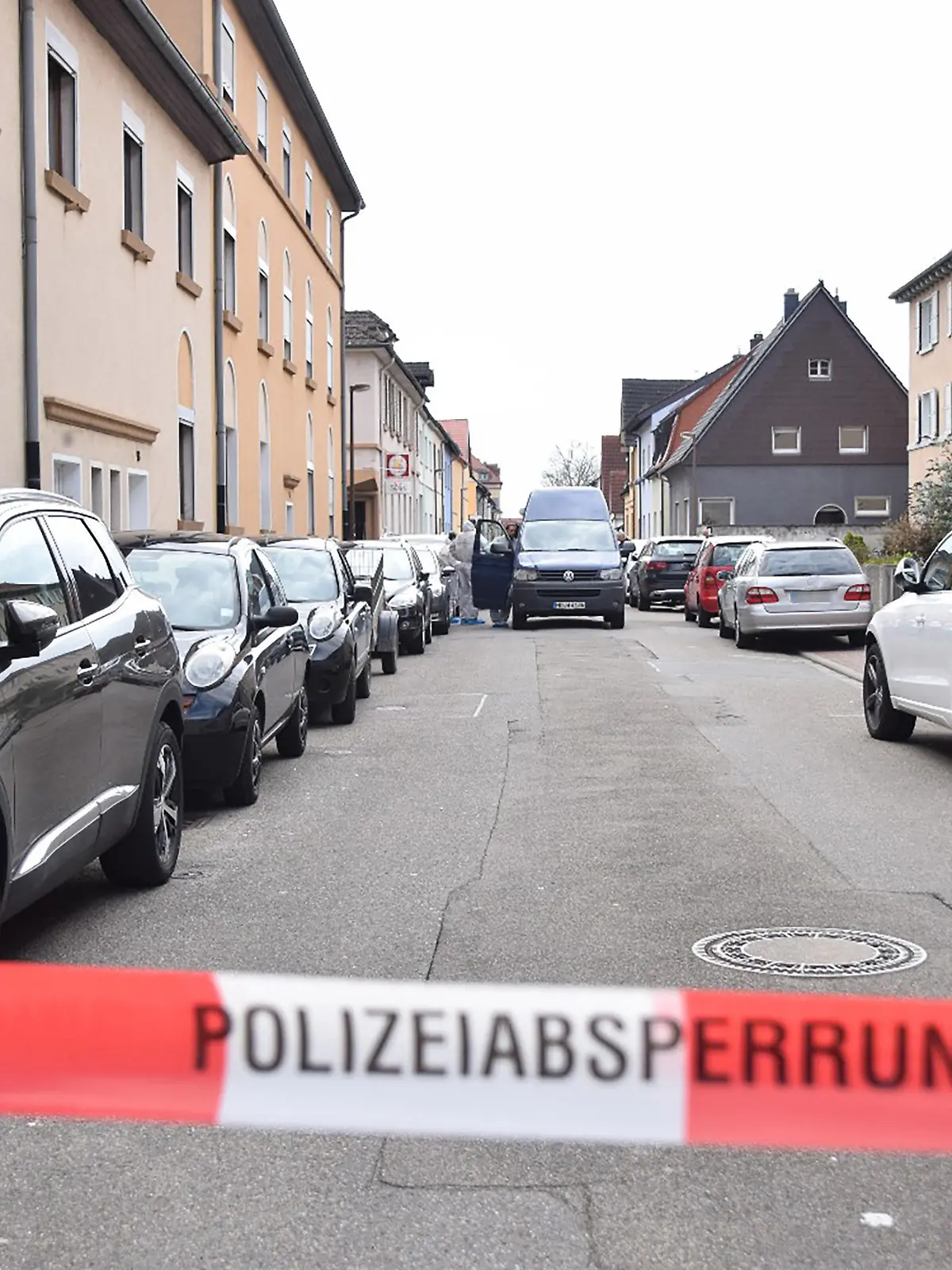 09.04.2023, Baden-Württemberg, Hockenheim: Einsatzkräfte der Polizei und Spurensicherung sind in einem von der Polizei abgesperrten Bereich im baden-württembergischen Hockenheim im Einsatz. Im baden-württembergischen Hockenheim (Rhein-Neckar-Kreis) sind am Ostersonntag zwei Geschwister tot in einer Wohnung entdeckt worden. Foto: Priebe/PR-Video/dpa - ACHTUNG: Kennzeichen und Hausnummern wurde(n) aus rechtlichen Gründen gepixelt +++ dpa-Bildfunk +++