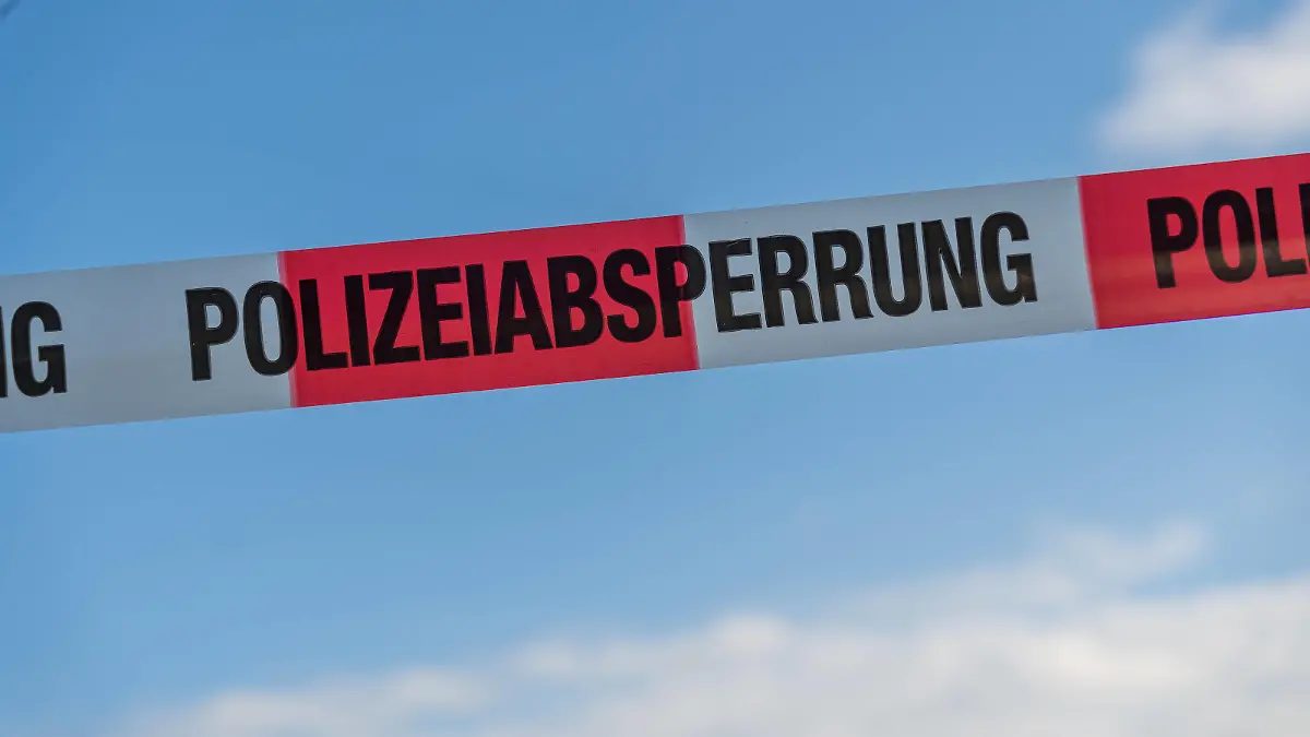 18 October 2022: police cordon off, police cordon off tape, symbol crime scene accident and assault *** Polizeiabsperrung, Absperrung der Polizei durch ein Absperrband, Symbolbild Tatort Unfall und Überfall