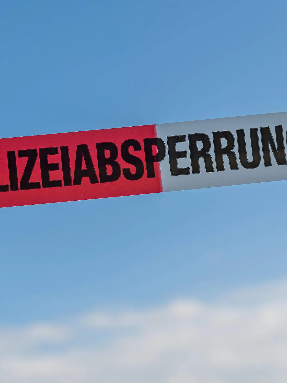 18 October 2022: police cordon off, police cordon off tape, symbol crime scene accident and assault *** Polizeiabsperrung, Absperrung der Polizei durch ein Absperrband, Symbolbild Tatort Unfall und Überfall