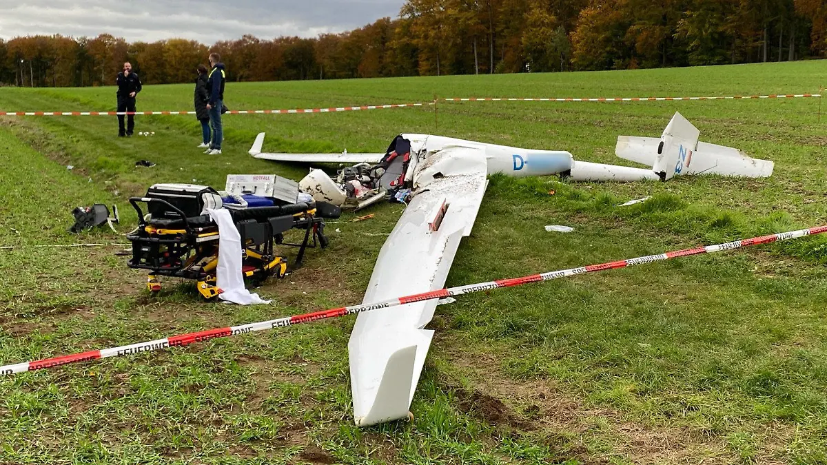 25.10.2020, Niedersachsen, Melle: Ein Absperrband umgibt ein abgestürztes Segelflugzeug auf einem Feld im Landkreis Osnabrück (bestmögliche Qualität). Ein 27 Jahre alter Pilot ist mit seinem Segelflugzeug abgestürzt und lebensgefährlich verletzt worden. Die Ursache des Absturzes ist bislang unklar. Der 27-Jährige kam in eine Klinik. Er startete den Flug von einem Segelflugplatz aus. Ein Anwohner hatte den Absturz am Sonntagvormittag gesehen und die Polizei alarmiert. Foto: -/Nord-West-Media TV /dpa - ACHTUNG: Kennung wurde aus rechtlichen Gründen gepixelt +++ dpa-Bildfunk +++