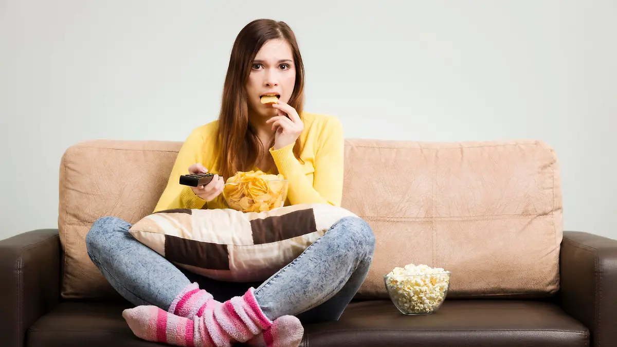 Frau,Langeweile,essen,naschen,Chips,Popcorn,Fernseher