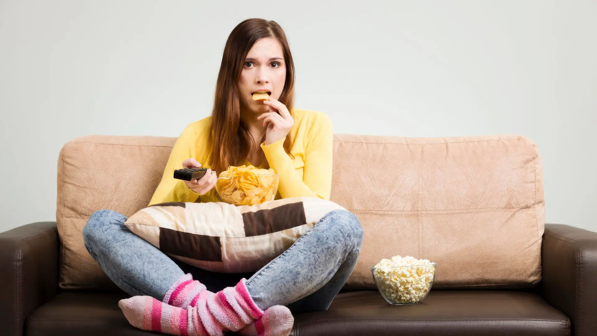 Frau,Langeweile,essen,naschen,Chips,Popcorn,Fernseher