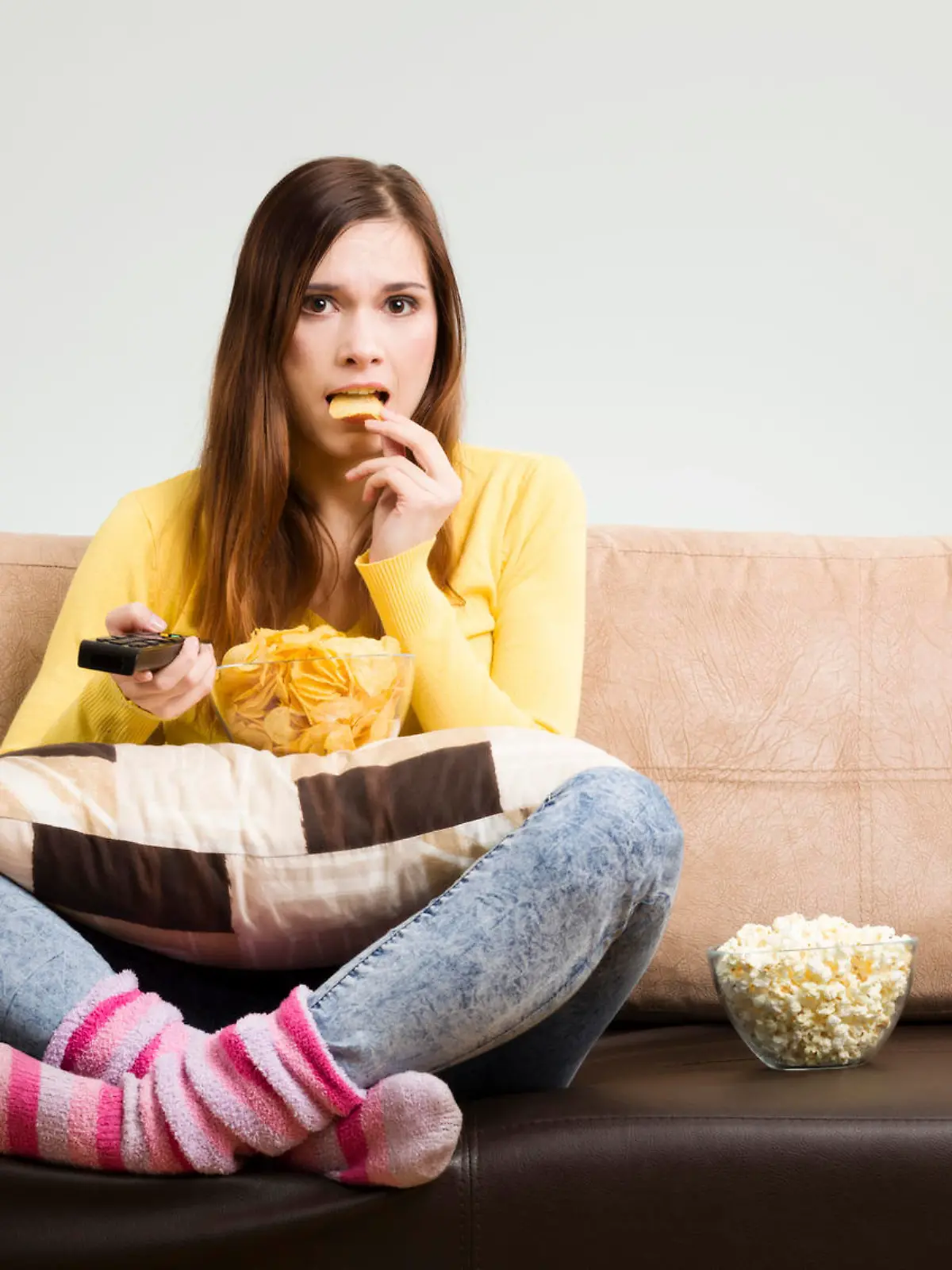 Frau,Langeweile,essen,naschen,Chips,Popcorn,Fernseher