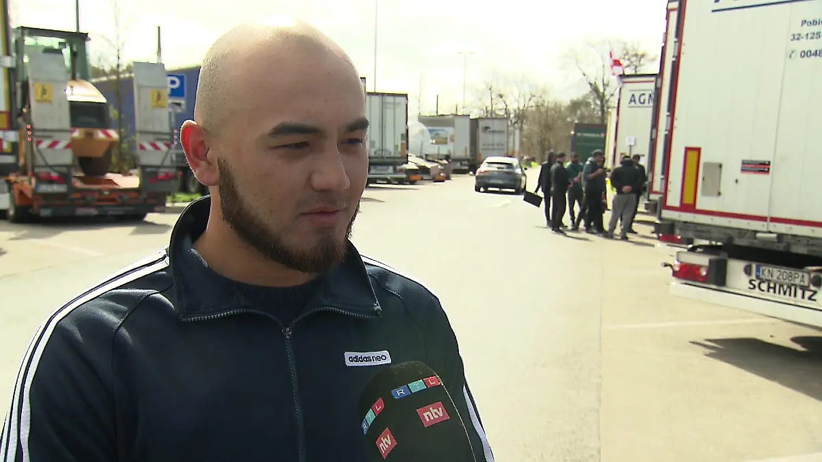 LKW-Fahrer Bahrom Sakhibov aus Usbekistan an der Autobahnraststätte Gräfenhausen.