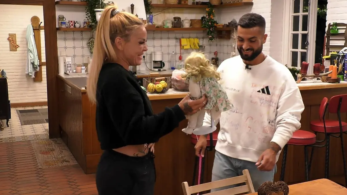 Voodoo-Meisterin Lisha bastelt eine "Robens-Doll" Puppen-Zauber im "Sommerhaus der Stars"