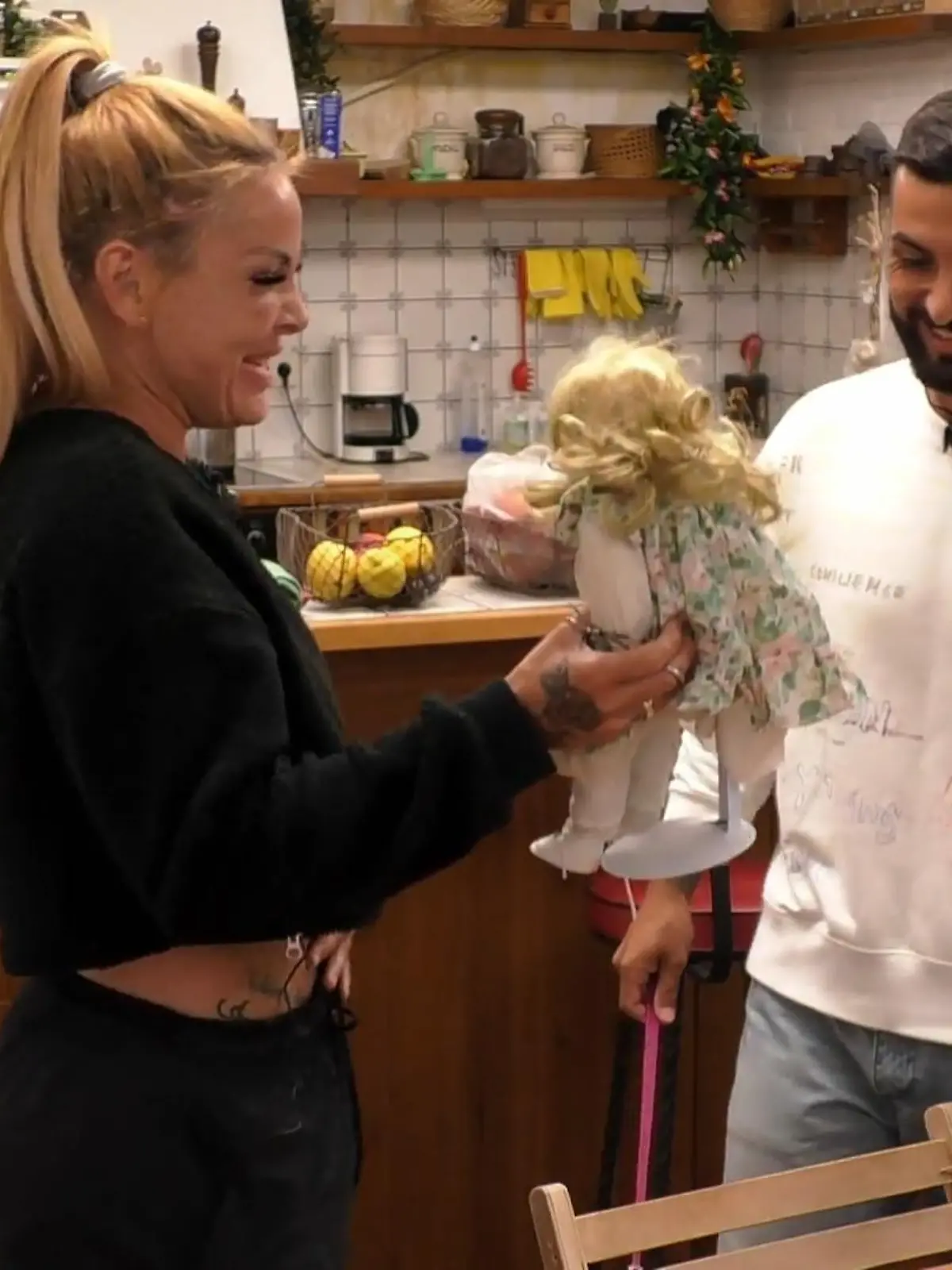 Bild zu: "Voodoo-Meisterin Lisha bastelt eine "Robens-Doll""