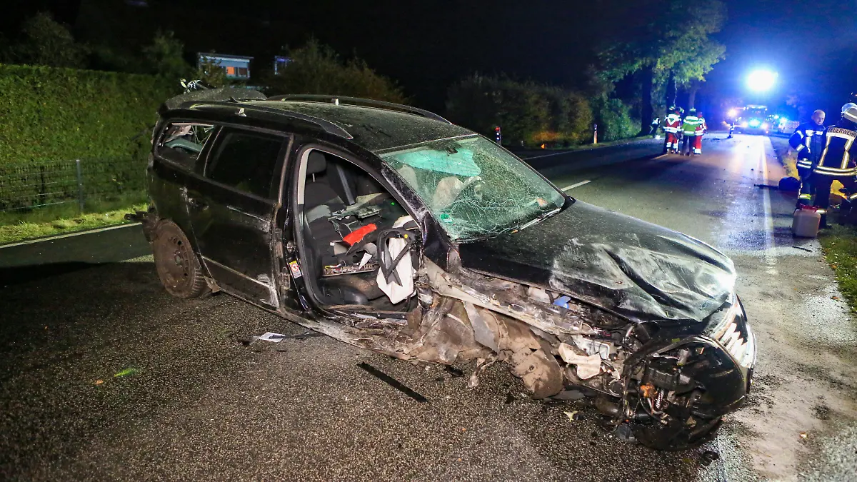 24.10.2020, Schleswig-Holstein, Leezen: Nach einem Unfall ist ein Fahrzeug völlig zerstört. Bei einem Unfall zwischen einem Bus und einem Auto in Mözen im Kreis Segeberg ist eine Frau ums Leben gekommen. Foto: -/Blaulicht-News.de/dpa +++ dpa-Bildfunk +++