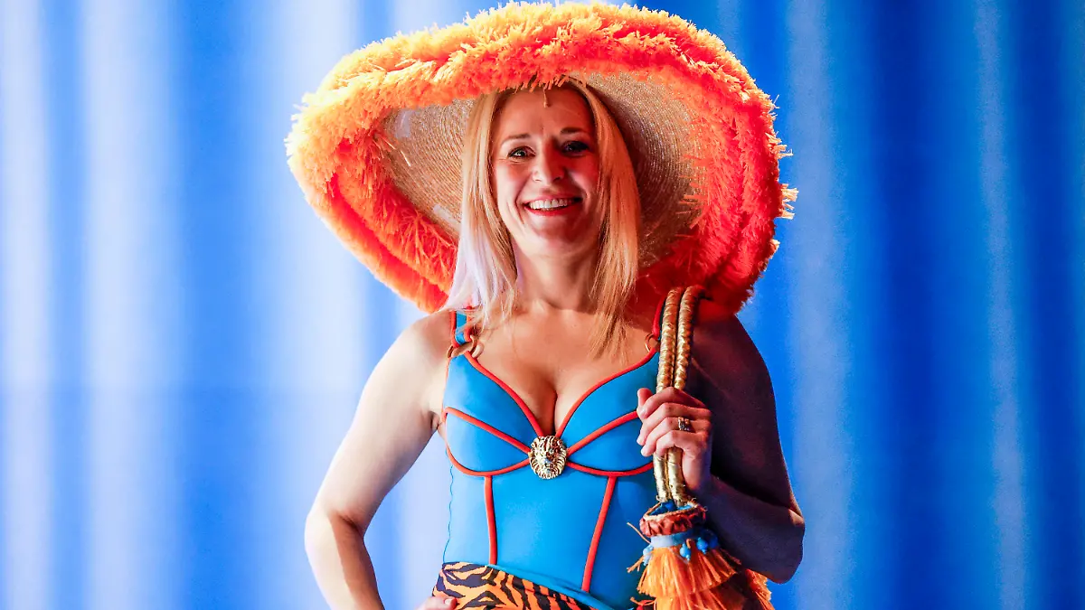 29.03.2023, Hamburg: Die Sängerin Stefanie Hertel steht als ·Tanja· bei einer Probe des Musicals ·Mamma Mia· auf der Bühne des Stage Theater Neue Flora. Foto: Axel Heimken/dpa +++ dpa-Bildfunk +++