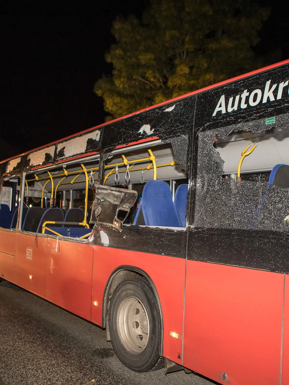 24.10.2020, Schleswig-Holstein, Leezen: Nach einem Unfall sind die Scheiben eines Linienbusses zerstört. Bei einem Unfall zwischen einem Bus und einem Auto in Mözen im Kreis Segeberg ist eine Frau ums Leben gekommen. Foto: -/Blaulicht-News.de/dpa +++ dpa-Bildfunk +++