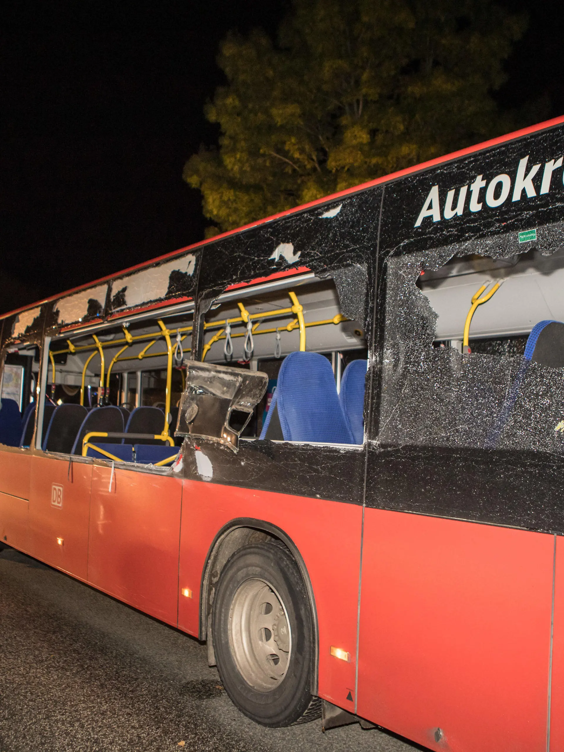 24.10.2020, Schleswig-Holstein, Leezen: Nach einem Unfall sind die Scheiben eines Linienbusses zerstört. Bei einem Unfall zwischen einem Bus und einem Auto in Mözen im Kreis Segeberg ist eine Frau ums Leben gekommen. Foto: -/Blaulicht-News.de/dpa +++ dpa-Bildfunk +++