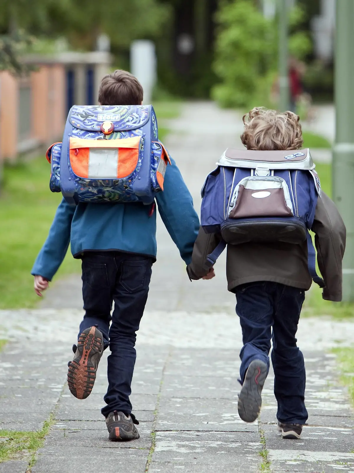 Schulkinder auf dem Weg nach Hause . Berlin , Deutschland . 14.05.2010 . MODEL RELEASE vorhanden . Schoolchildren on the way home . Berlin , Germany . 14.05.2010 . MODEL RELEASE available . Berlin Deutschland PUBLICATIONxINxGERxSUIxAUTxONLY Copyright: xThomasxKoehlerx

Schoolchildren on the Way after Home Berlin Germany 14 05 2010 Model Release AVAILABLE School Children ON The Way Home Berlin Germany 14 05 2010 Model Release available Berlin Germany PUBLICATIONxINxGERxSUIxAUTxONLY Copyright xThomasxKoehlerx  
