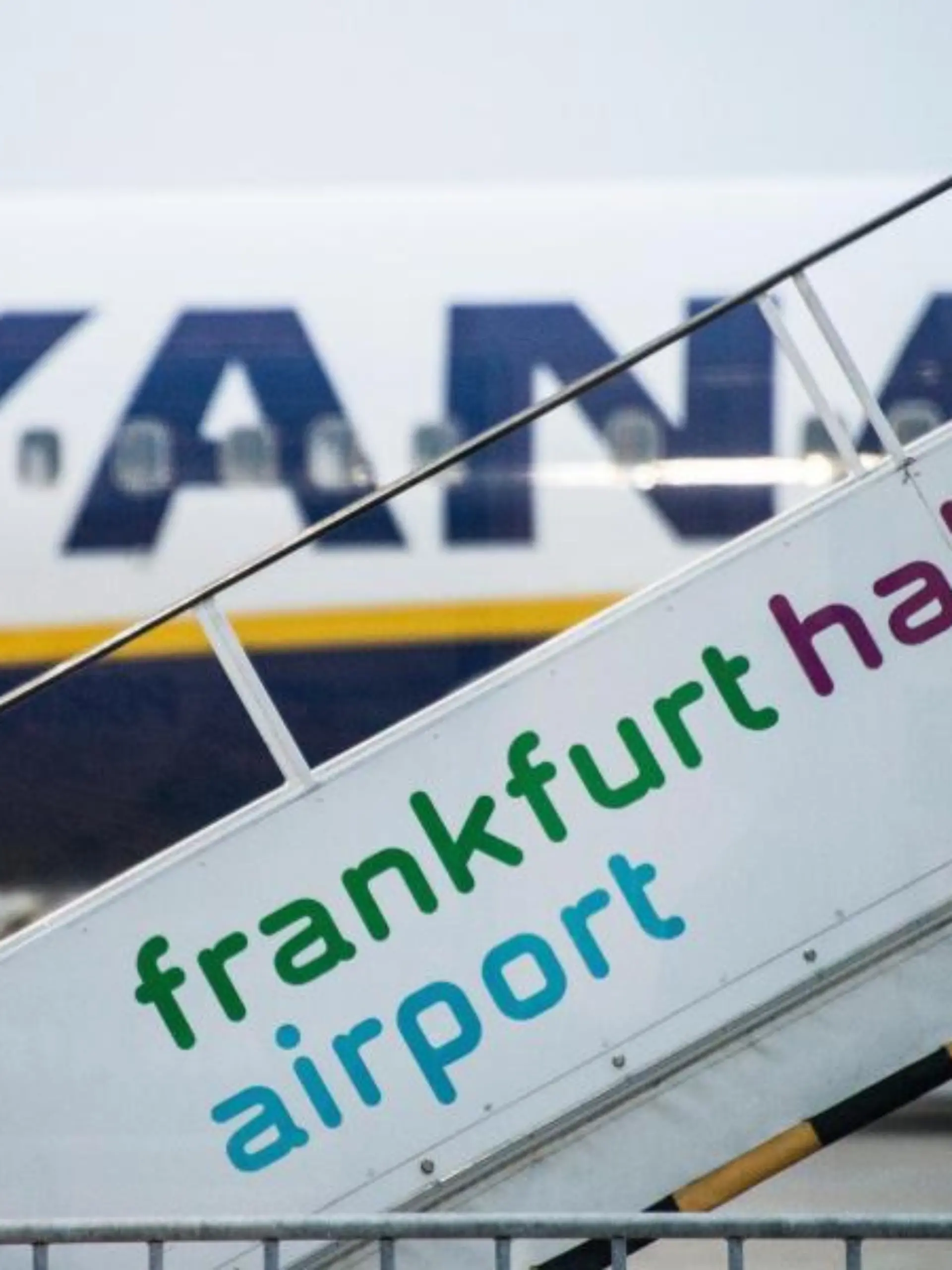 Eine Ryanair-Maschine steht auf dem Rollfeld am Flughafen Hahn