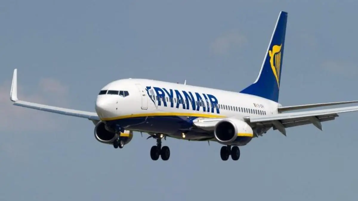 Ryanair zieht eine ihrer Maschinen vom Flughafen Frankfurt-Hahn ab. Foto: P. Pleul/Archiv