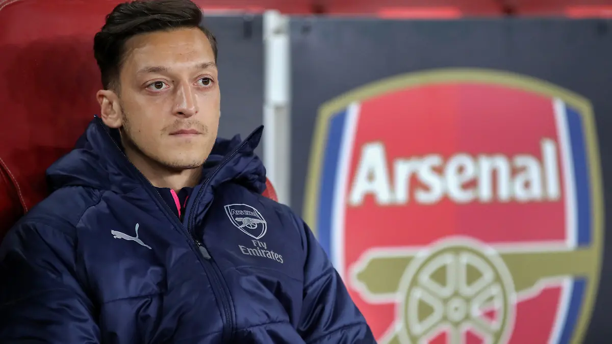 ARCHIV - 20.09.2018, Großbritannien, London: Fußball: Europa League, Gruppenphase, Gruppe E, 1. Spieltag FC Arsenal - Worskla Poltawa. Mesut Özil von Arsenal sitzt auf der Bank. (zu dpa: Özil nach Kader-Ausbootung bei Arsenal «tief enttäuscht») Foto: Nick Potts/PA Wire/dpa +++ dpa-Bildfunk +++