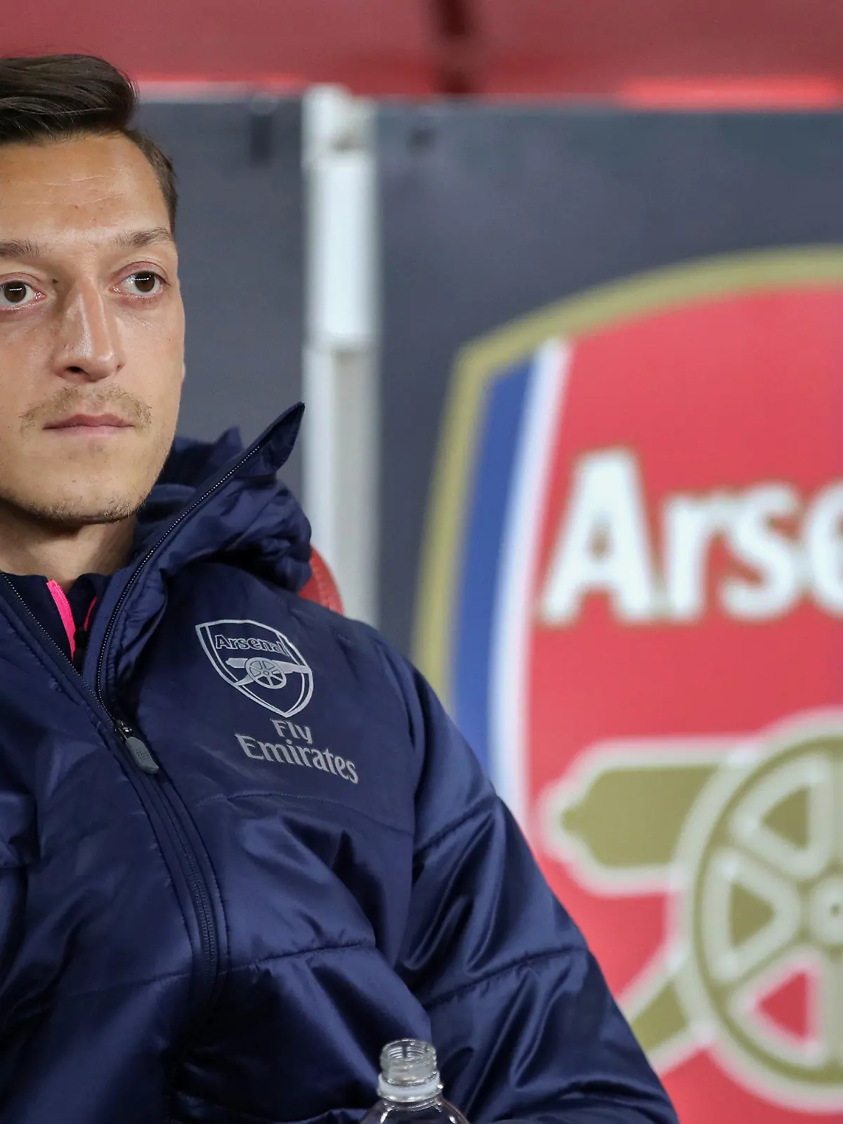 ARCHIV - 20.09.2018, Großbritannien, London: Fußball: Europa League, Gruppenphase, Gruppe E, 1. Spieltag FC Arsenal - Worskla Poltawa. Mesut Özil von Arsenal sitzt auf der Bank. (zu dpa: Özil nach Kader-Ausbootung bei Arsenal «tief enttäuscht») Foto: Nick Potts/PA Wire/dpa +++ dpa-Bildfunk +++