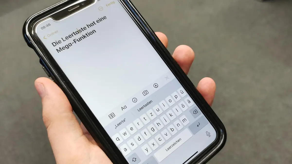 Smartphone mit geöffneter Tastatur