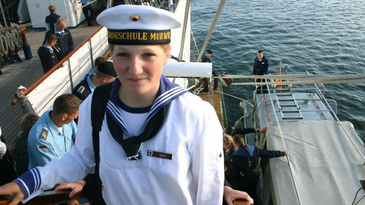 ARCHIV - 15.08.2008, Niedersachsen, Wilhelmshaven: HANDOUT - Die Marine-Kadettin Jenny Böken steht an Bord des Segelschulschiffes Gorch Fock. Mehr als zehn Jahre nach dem rätselhaften Tod der «Gorch Fock»-Kadettin Jenny Böken hat die Staatsanwaltschaft Kiel das Todesermittlungsverfahren wieder eröffnet. Nach den Aussagen einer Zeugin müssten einige Punkte überprüft werden, teilte die Behörde am 11.06.2019 mit. Foto: Uwe Böken/dpa - ACHTUNG: Nur zur redaktionellen Verwendung im Zusammenhang mit einer Berichterstattung über den Fall Jenny Böken und nur mit vollständiger Nennung des vorstehenden Credits +++ dpa-Bildfunk +++
