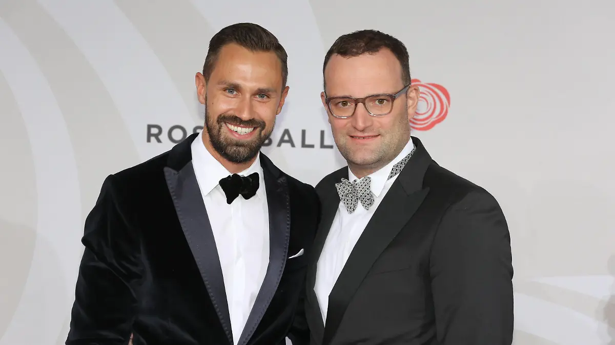121/ Daniel Funke und Freund Jens Spahn auf dem roten Teppich zum Bertelsmann Rosenball 2016, 30.04.2016, Hotel InterContinental, Berlin Berlin Deutschland, Germany *** 121 Daniel Funke and friend Jens Spahn on the red carpet at the Bertelsmann Rosenball 2016, 30 04 2016, Hotel InterContinental, Berlin Berlin Germany, Germany Copyright: xPOP-EYE/ChristinaxKratschx 10045974_Rosenball_6869