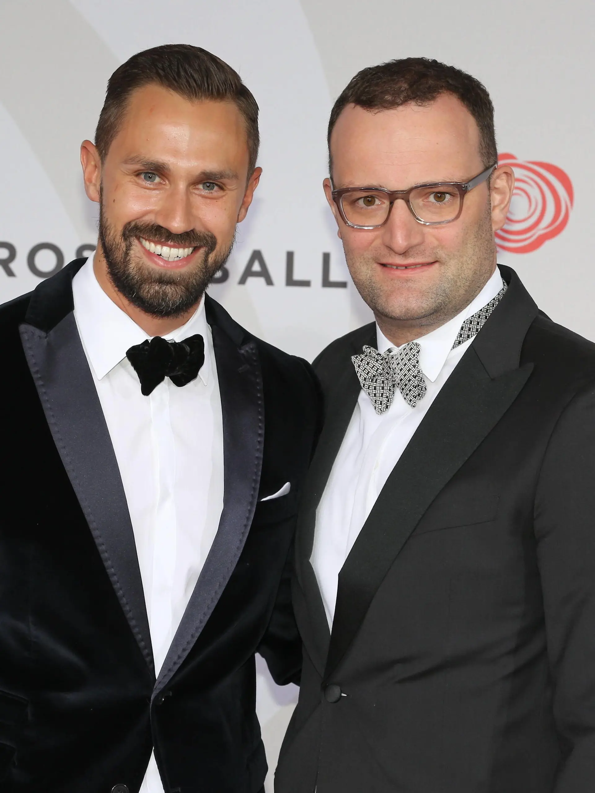  121/ Daniel Funke und Freund Jens Spahn auf dem roten Teppich zum Bertelsmann Rosenball 2016, 30.04.2016, Hotel InterContinental, Berlin Berlin Deutschland, Germany *** 121 Daniel Funke and friend Jens Spahn on the red carpet at the Bertelsmann Rosenball 2016, 30 04 2016, Hotel InterContinental, Berlin Berlin Germany, Germany Copyright: xPOP-EYE/ChristinaxKratschx 10045974_Rosenball_6869