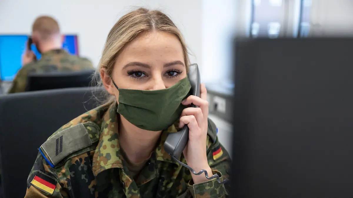 20.10.2020, Nordrhein-Westfalen, Dortmund: Die Bundeswehrsoldaten Obergefreite Melissa Fritzenkötter und Hauptgefreiter Dennis Schlickmann arbeiten in einem Büro des Gesundheitsamtes in der Kontaktverfolgung von Covid-19-infizierten Bürgern. In zwölf Städten und Kreisen in Nordrhein-Westfalen helfen inzwischen mehr als 150 Bundeswehrsoldaten bei der Bewältigung der Corona-Krise. Sie unterstützen die Gesundheitsbehörden bei der Kontaktnachverfolgung von Neuinfizierten. Foto: Bernd Thissen/dpa +++ dpa-Bildfunk +++