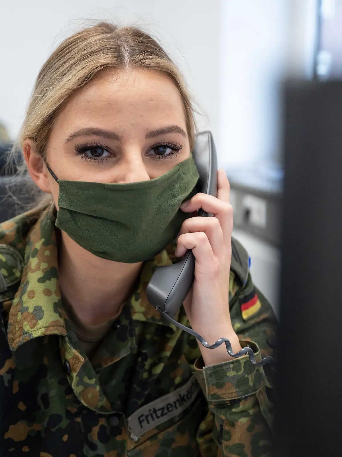 20.10.2020, Nordrhein-Westfalen, Dortmund: Die Bundeswehrsoldaten Obergefreite Melissa Fritzenkötter und Hauptgefreiter Dennis Schlickmann arbeiten in einem Büro des Gesundheitsamtes in der Kontaktverfolgung von Covid-19-infizierten Bürgern. In zwölf Städten und Kreisen in Nordrhein-Westfalen helfen inzwischen mehr als 150 Bundeswehrsoldaten bei der Bewältigung der Corona-Krise. Sie unterstützen die Gesundheitsbehörden bei der Kontaktnachverfolgung von Neuinfizierten. Foto: Bernd Thissen/dpa +++ dpa-Bildfunk +++