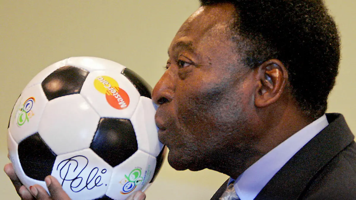 ARD/WDR: "Legenden: Pelé", Film von Christian Weisenborn am Montag (29.05.06) um 21.00 Uhr im Ersten. Ein Meister am Ball: Die Fußballlegende Pelé. © WDR/dpa/Hanschke, honorarfrei - Verwendung nur im Zusammenhang mit genannter WDR-Sendung und bei Nennung "Bild: WDR/dpa/Hanschke". WDR-Pressestelle/Fotoredaktion 0221 220 -2408 oder -4405 Fax -8471 E-Mail fotoredaktion@wdr.de - Mehr Motive unter ard-foto.de . +++ +++