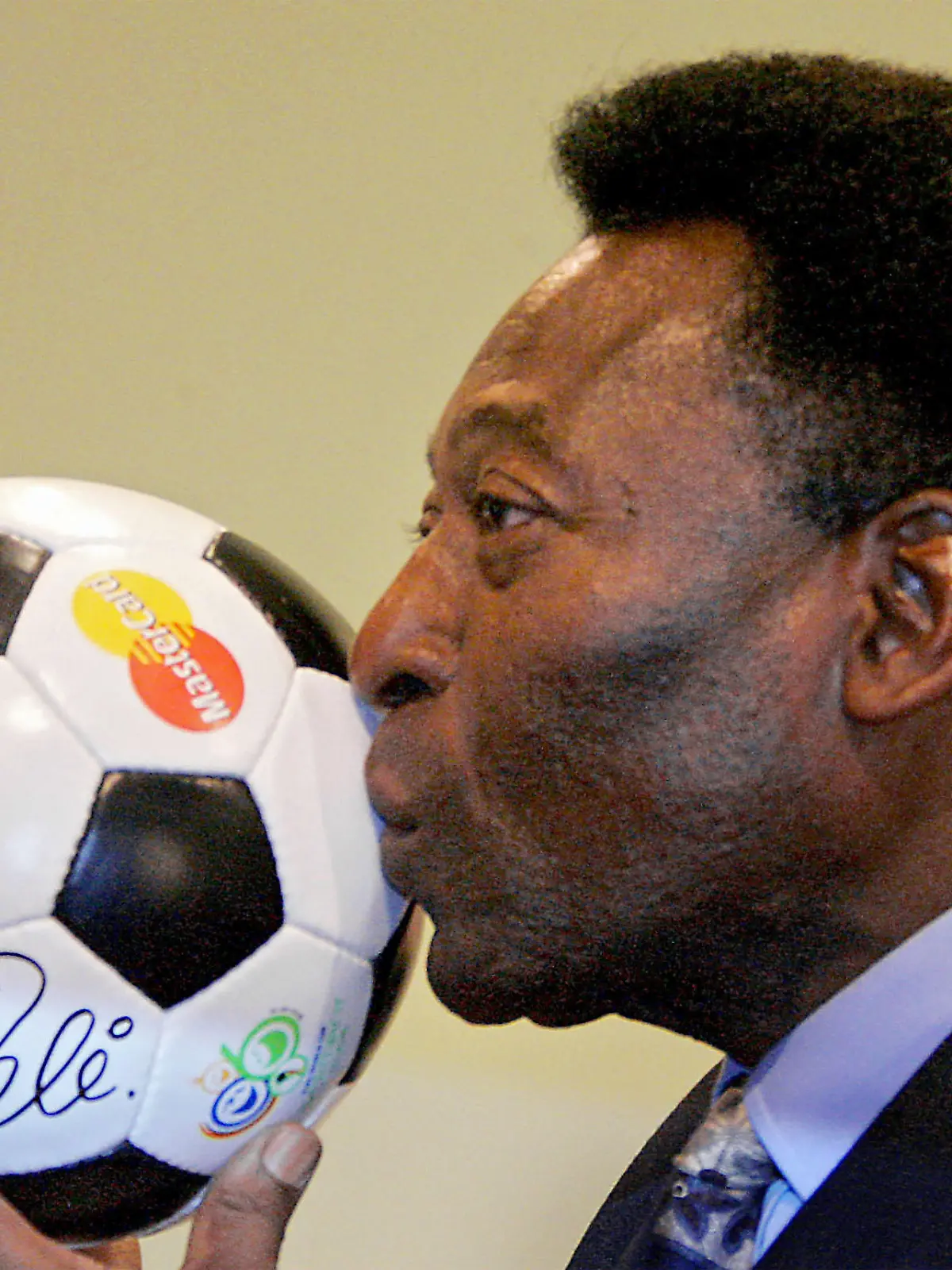 ARD/WDR: "Legenden: Pelé", Film von Christian Weisenborn am Montag (29.05.06) um 21.00 Uhr im Ersten. Ein Meister am Ball: Die Fußballlegende Pelé. © WDR/dpa/Hanschke, honorarfrei - Verwendung nur im Zusammenhang mit genannter WDR-Sendung und bei Nennung "Bild: WDR/dpa/Hanschke". WDR-Pressestelle/Fotoredaktion 0221 220 -2408 oder -4405 Fax -8471 E-Mail fotoredaktion@wdr.de - Mehr Motive unter ard-foto.de . +++ +++