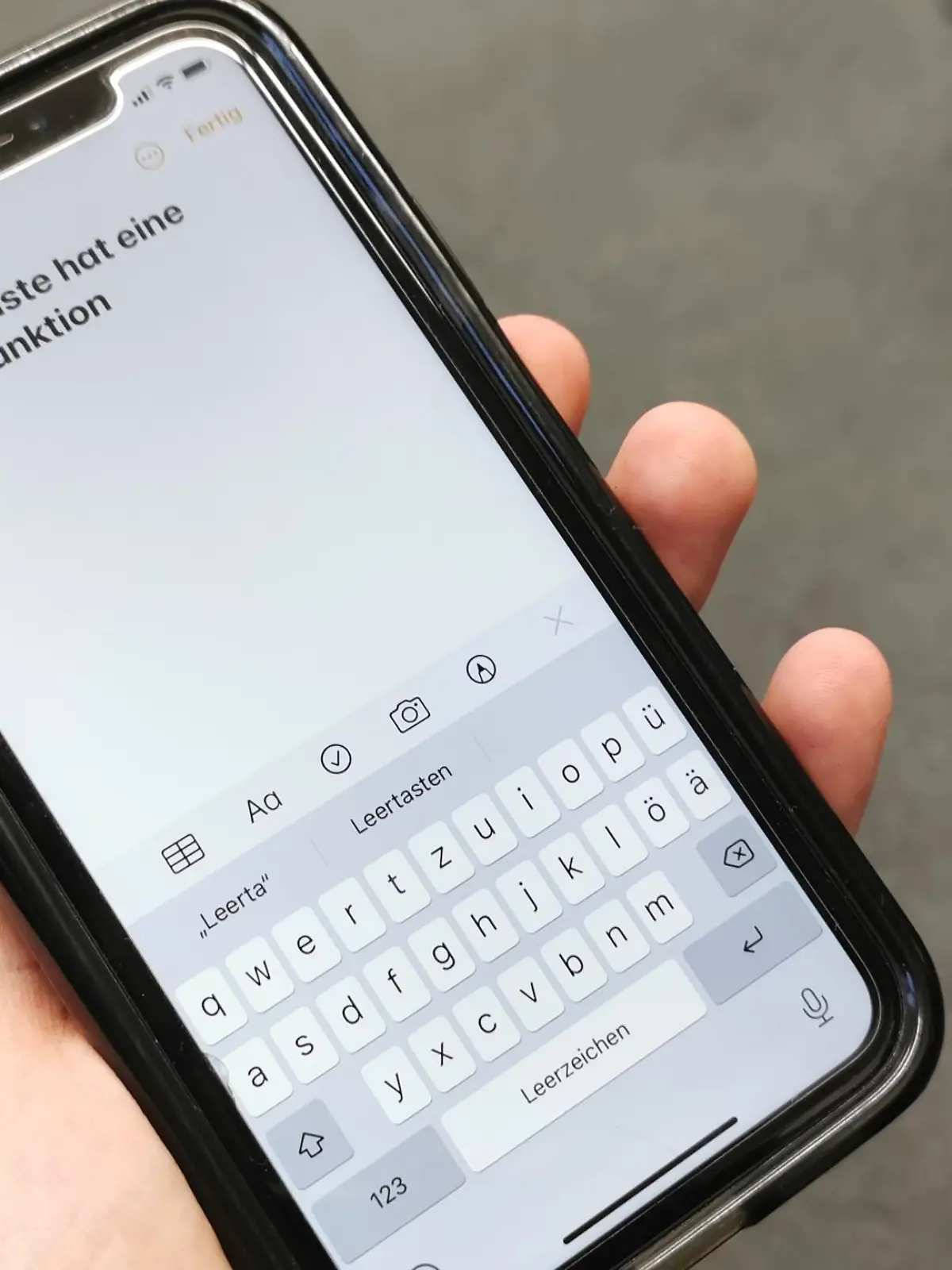 Smartphone mit geöffneter Tastatur