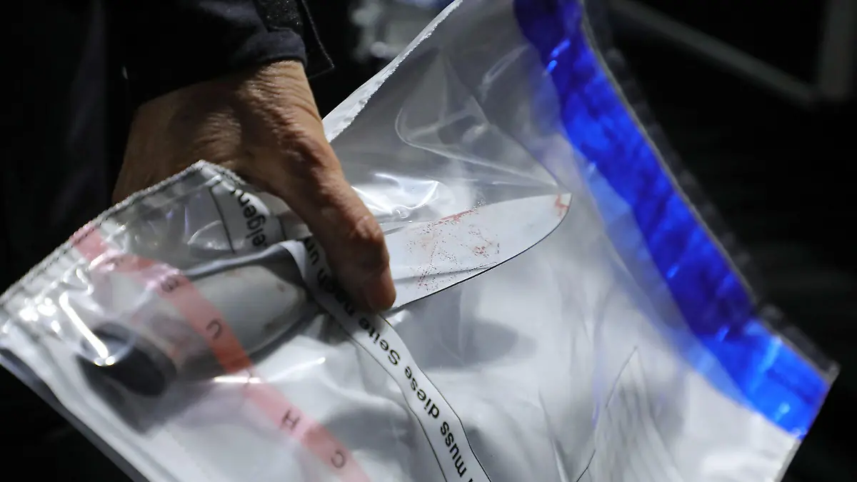 ARCHIV - 05.10.2020, Sachsen, Dresden: Ein Kriminaltechniker stellt ein Messer am Tatort sicher. Die tödliche Messerattacke auf zwei Touristen am 4. Oktober hat möglicherweise einen extremistischen Hintergrund. Die Generalstaatsanwaltschaft Dresden hat die Ermittlungen gegen einen 20 Jahre alten Syrer übernomme. Es stehe eine islamistisch motivierte Tat im Raum, teilte die Staatsanwaltschaft Dresden am Mittwoch (21.10.2020) mit. Foto: Roland Halkasch/dpa-Zentralbild/dpa +++ dpa-Bildfunk +++