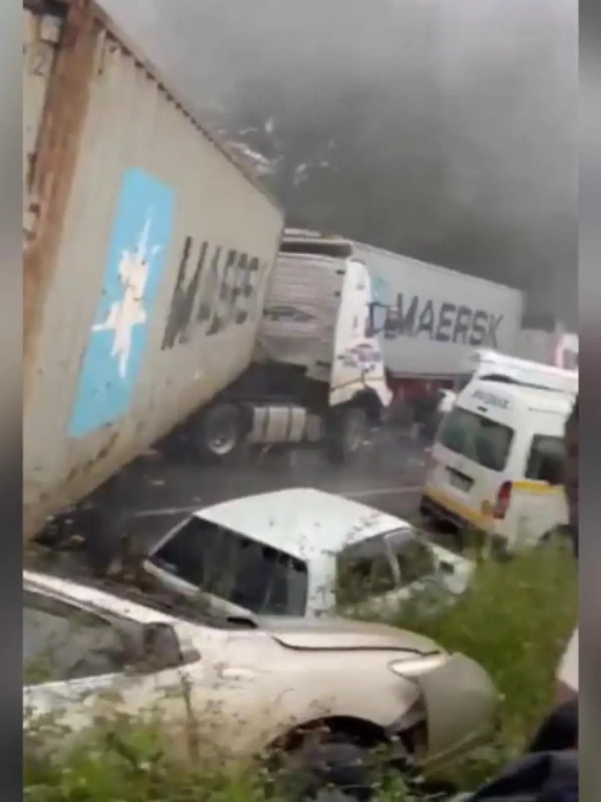 Auf der Nationalstraße 3 zwischen Hilton und Cedara im Osten von Südafrika sind am Montagnachmittag über 40 Fahrzeuge in einen schweren Verkehrsunfall verwickelt worden. Und das ausgerechnet im Rückreiseverkehr nach Ostern.