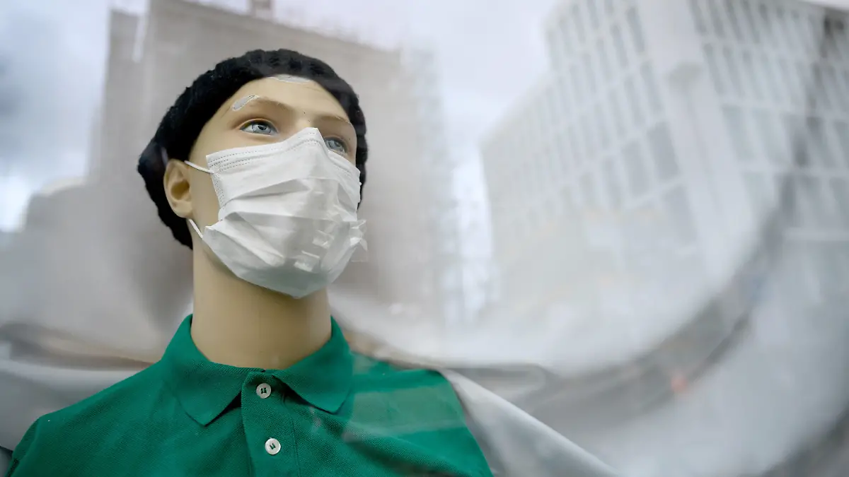 ARCHIV - 18.02.2020, Baden-Württemberg, Stuttgart: Eine Schaufensterpuppe mit Atemmaske steht im Schaufenster einer Apotheke. Winterzeit ist Grippezeit: Die Kombination von Covid-Patienten und Grippe-Kranken droht das Gesundheitssystem schwer zu belasten. Die Corona-Vorsicht könnte aber die Grippewelle auch eindämmen. (zu dpa «Grippe trifft auf Corona: Was passiert während der Influenzasaison?» vom 16.09.2020) Foto: Sebastian Gollnow/dpa +++ dpa-Bildfunk +++
