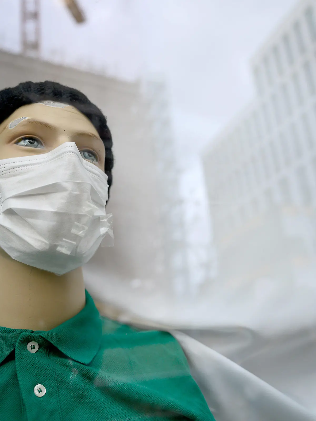 ARCHIV - 18.02.2020, Baden-Württemberg, Stuttgart: Eine Schaufensterpuppe mit Atemmaske steht im Schaufenster einer Apotheke. Winterzeit ist Grippezeit: Die Kombination von Covid-Patienten und Grippe-Kranken droht das Gesundheitssystem schwer zu belasten. Die Corona-Vorsicht könnte aber die Grippewelle auch eindämmen. (zu dpa «Grippe trifft auf Corona: Was passiert während der Influenzasaison?» vom 16.09.2020) Foto: Sebastian Gollnow/dpa +++ dpa-Bildfunk +++