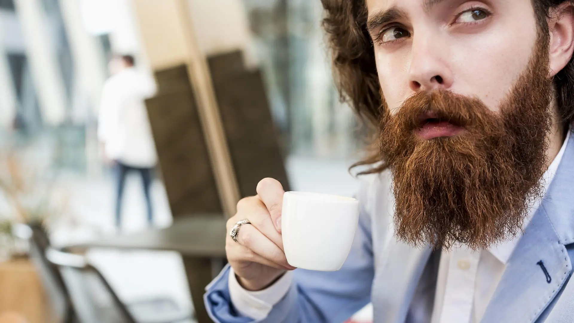 Stylish businessman drinking espresso in a cafe model released Symbolfoto PUBLICATIONxINxGERxSUIxAUTxHUNxONLY MAUF000752
stylish Businessman Drinking Espresso in a Cafe Model released Symbolic image PUBLICATIONxINxGERxSUIxAUTxHUNxONLY MAUF000752