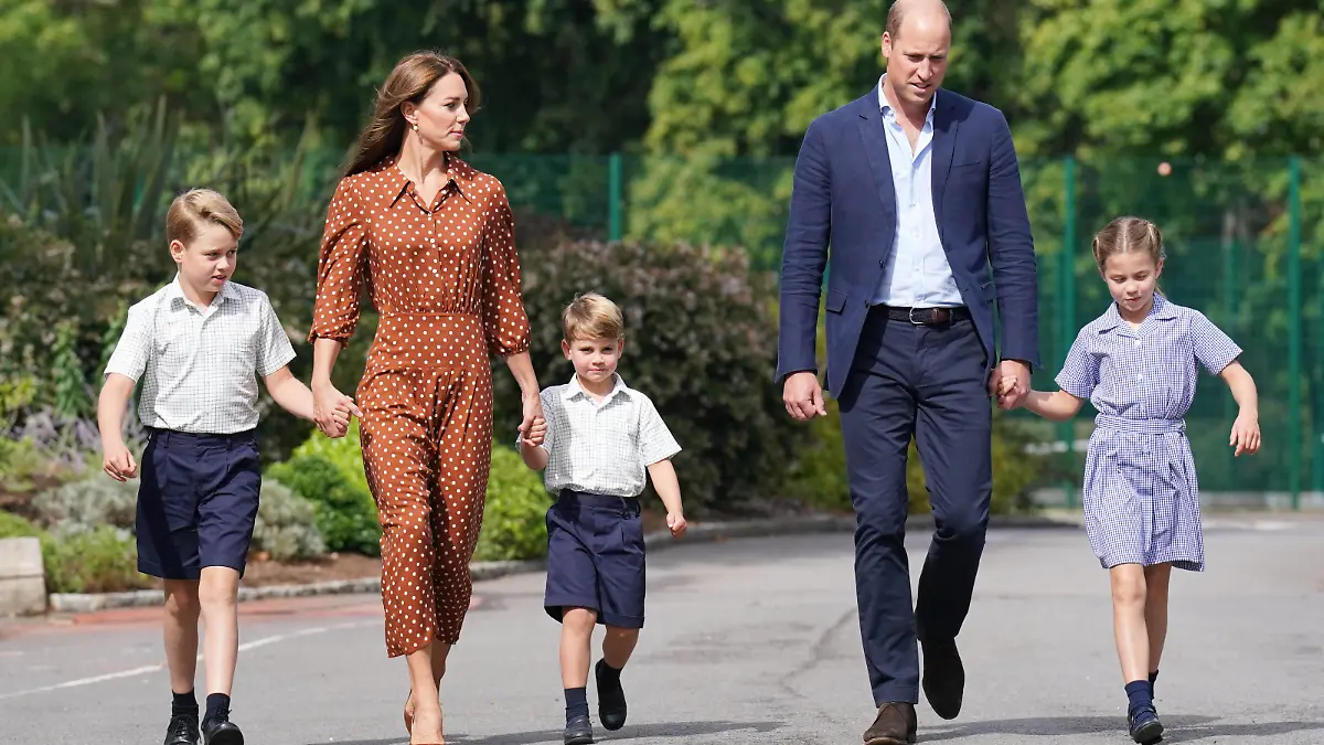 . 07/09/2022. Ascot, United Kingdom. Prince George, Princess Charlotte and Prince Louis, accompanied by their parents Prince William and Kate Middleton, arrive at Lambrook School, near Ascot, United Kingdom. PUBLICATIONxINxGERxSUIxAUTxHUNxONLY xPoolx/xi-Imagesx IIM-23739-0005