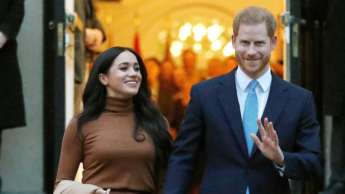 ARCHIV - 07.01.2020, Großbritannien, London: Der britische Prinzen Harry und seine Frau, Herzogin Meghan, verlassen das Kanada-Haus. Prinz Harry und Herzogin Meghan steigen ins Filmgeschäft ein: Das Paar werde in Zukunft Serien und Filme für Netflix produzieren, wie der Streamingdienst am 02.09.2020 mitteilte. Dazu gehören auch Dokumentationen, Spielfilme und Angebote für Kinder. (zu dpa "Netflix-Vertrag: Prinz Harry und Meghan werden Hollywood-Produzenten") Foto: Frank Augstein/AP/dpa +++ dpa-Bildfunk +++