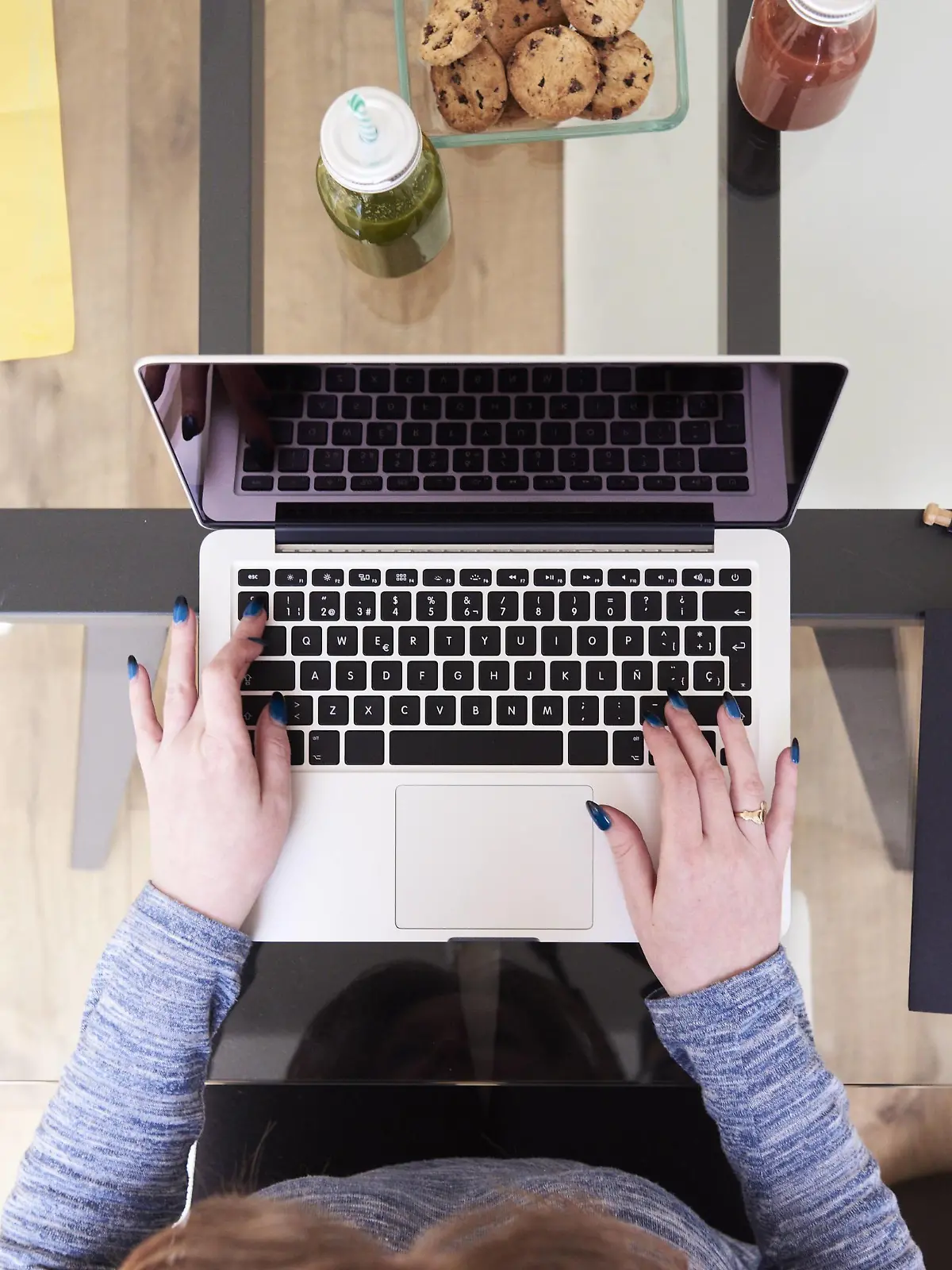 Woman typing on laptop at glass table while little girl drawing picture beside, top view model released Symbolfoto property released PUBLICATIONxINxGERxSUIxAUTxHUNxONLY IGGF00012  