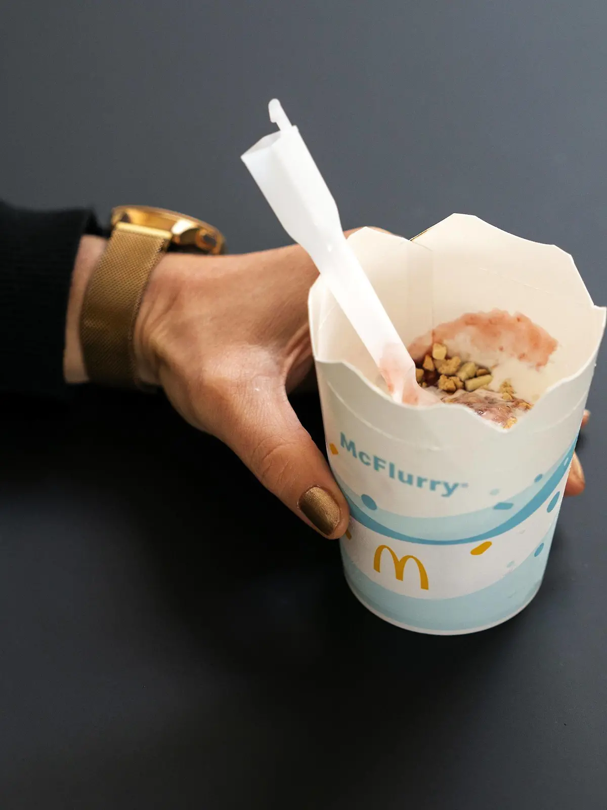 Frau hält McFlurry-Eis