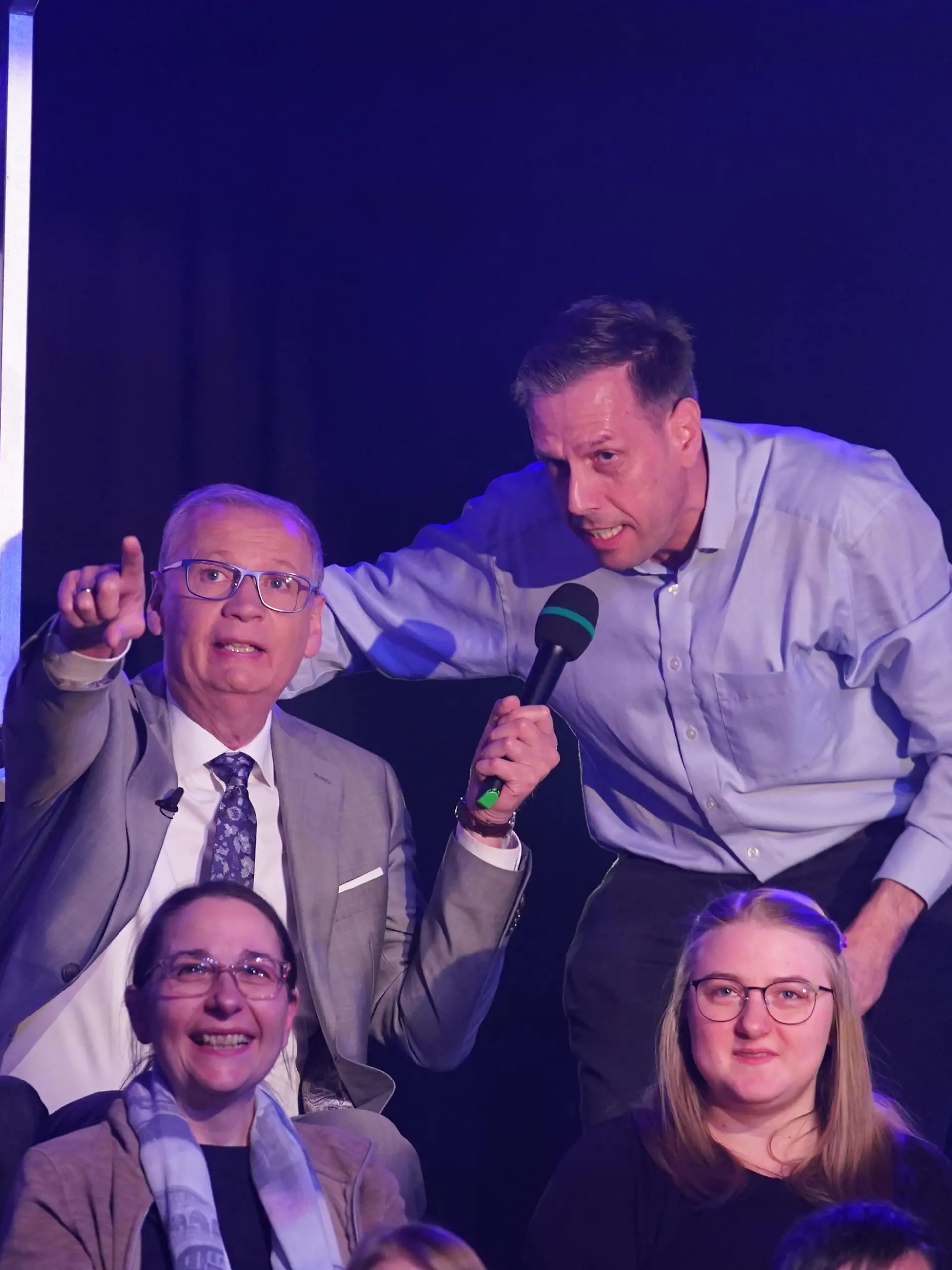 Achtung Sperrfrist für alle Medien bis 22.04.2025 I 23:45 Uhr

Günther Jauch (l.) mit dem Publikumsjoker

+++ Die Verwendung des sendungsbezogenen Materials ist nur mit dem Hinweis und Verlinkung auf RTL+ gestattet. +++