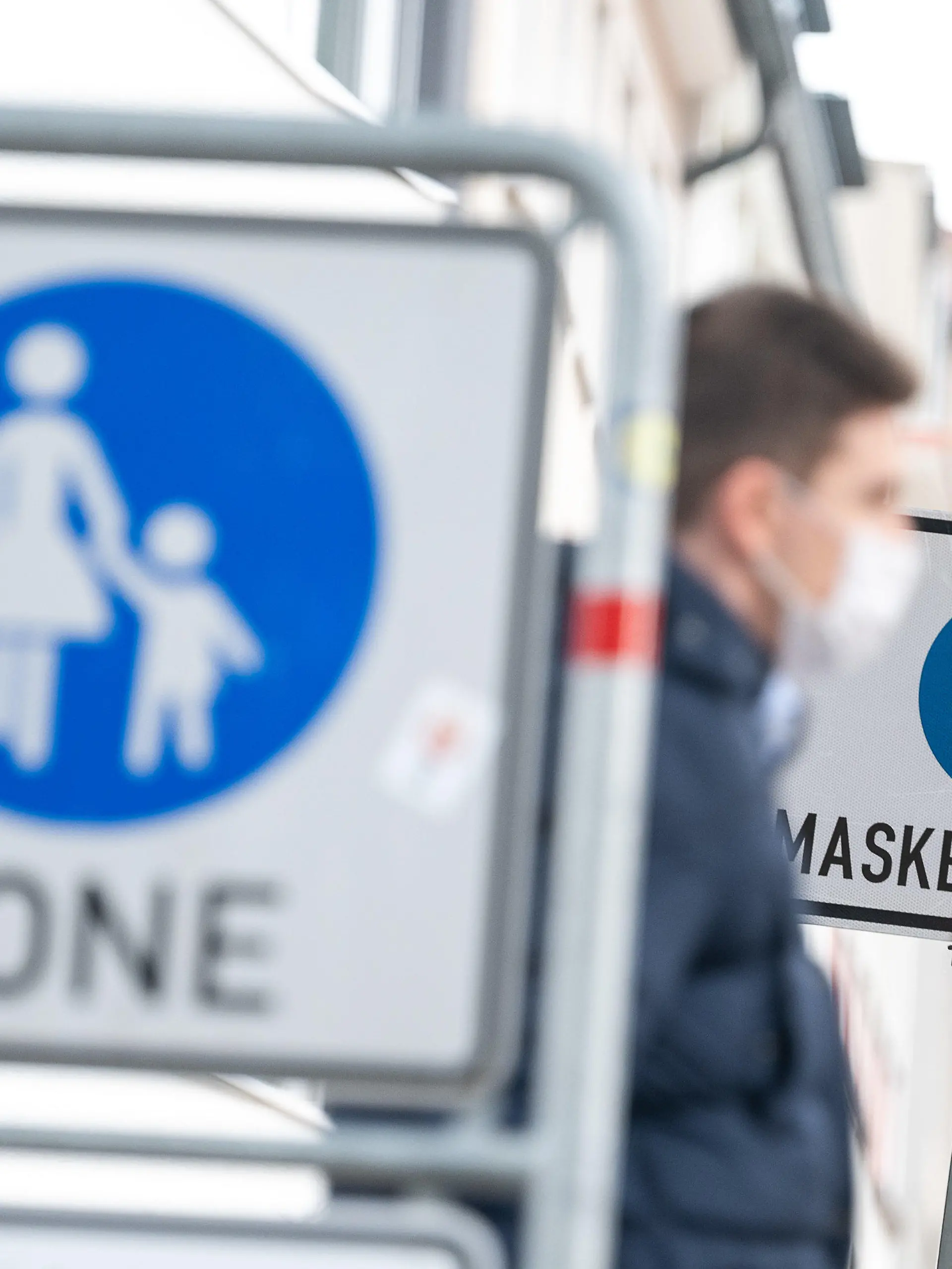 21.10.2020, Baden-Württemberg, Heilbronn: Ein Mann geht in der Fußgängerzone vor einem Schild vorbei, auf dem "Maskenpflicht" steht. Die Stadt Heilbronn hat mit einem Wert von 115,3 den höchsten Sieben-Tage-Inzidenz-Wert bei nachgewiesenen Coronainfektionen im Bundesland. Foto: Sebastian Gollnow/dpa +++ dpa-Bildfunk +++